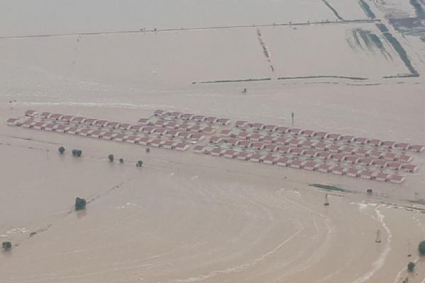 Özbekistan'da baraj duvarı çöktü, yüzlerce ev su altında kaldı