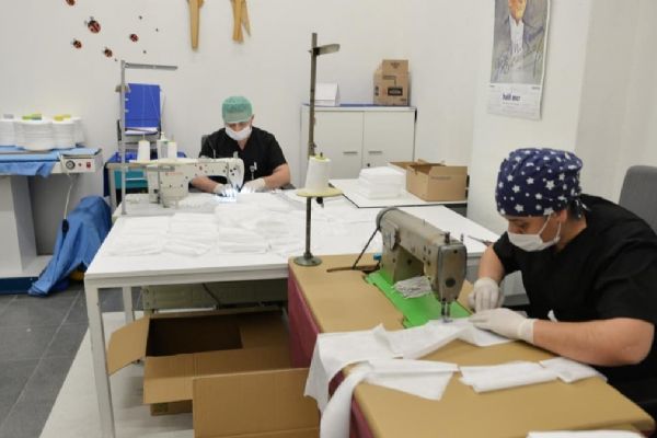 Mersin Şehir ve Araştırma Hastanesi'nde gönüllü olarak maske üretiliyor