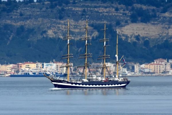 Tarihi gemi Kruzenshtern, Çanakkale Boğazı'ndan geçti