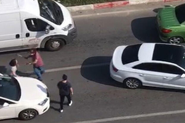 Trafikte tartıştığı kadınları sopayla dövdü