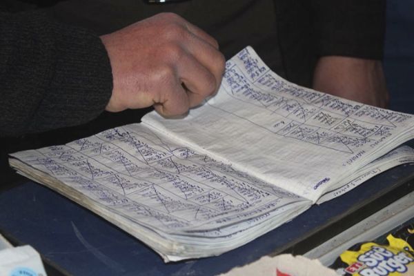 MÜSİAD üyeleri bakkalların veresiye defterlerini satın aldı