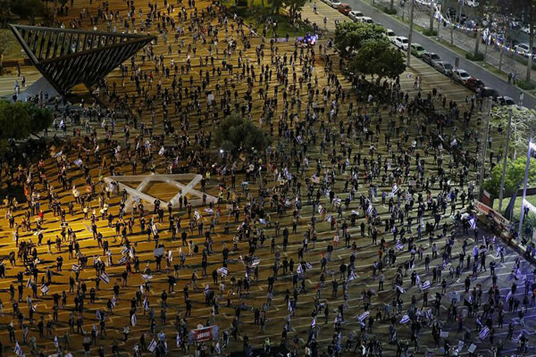 Netanyahu karşıtlarından ‘Sosyal mesafeli’ gösteri