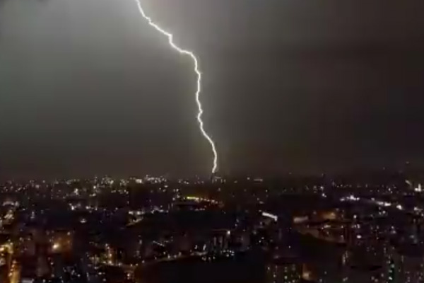 İstanbul'da şimşekler geceyi gündüze çevirdi