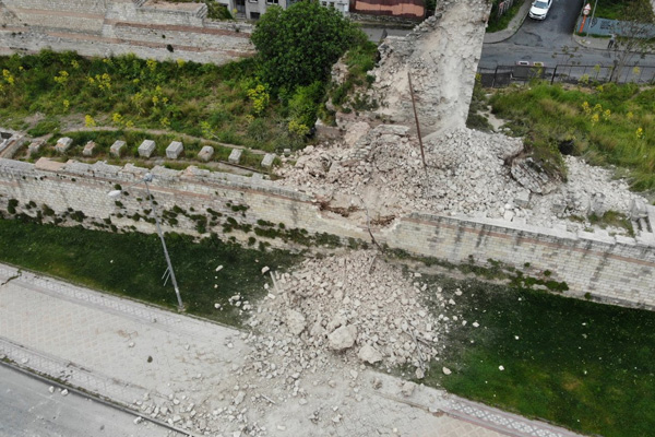 İstanbul'daki tarihi surlarda çökme