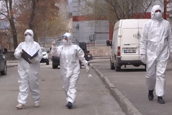 Koronavirüsün izini süren 'sağlık dedektifleri' yoğun mesaide