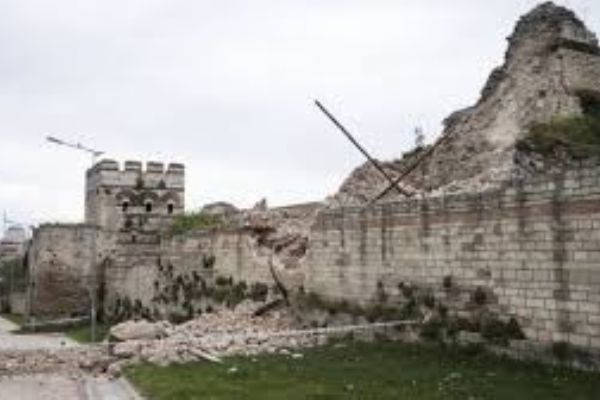 İstanbul'daki tarihi surlarda çökme meydana geldi