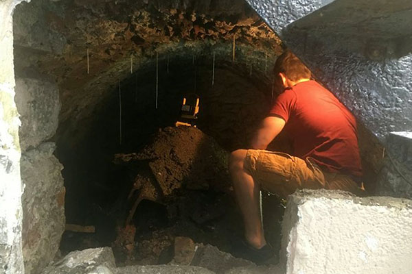 Karantinadan sıkılan adam, 120 yıllık tüneli keşfetti