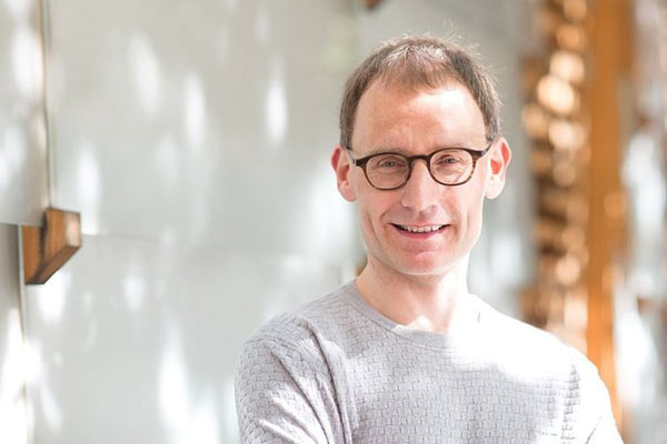 Sosyal mesafeyi ihlal etti İngiliz bilim kurulu üyesi istifa etti