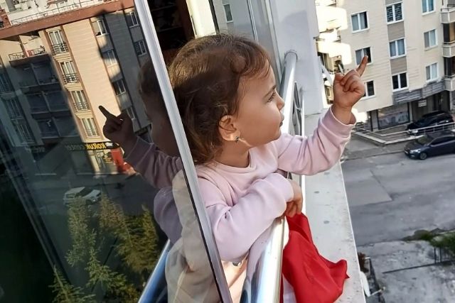 2,5 yaşındaki minikten sokakta dolaşanlara ilginç tepki