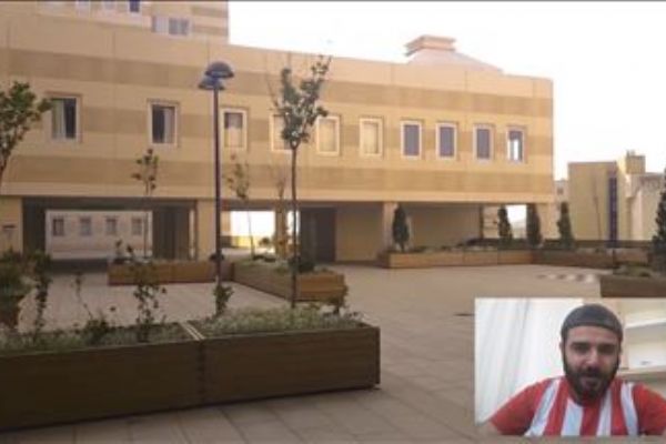 Karantina yurdundaki hizmeti çektiği videoda övgü dolu sözlerle anlattı