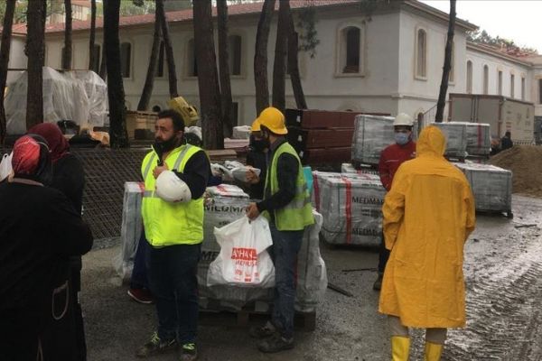 Hastane yapımında çalışan işçilere Hadımköylü kadınlardan iftar yemeği