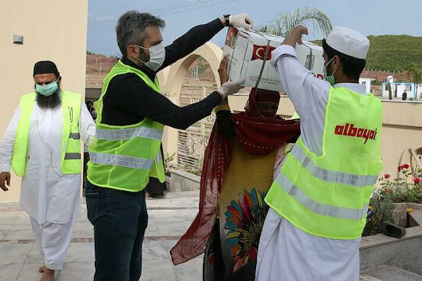 Albayrak Grubu'ndan Pakistan'da ailelere yardım