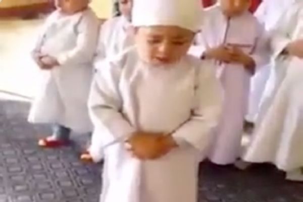 Namaz Kılmayı Öğrenen Çocuklar Sosyal Medyada Trend Oldu