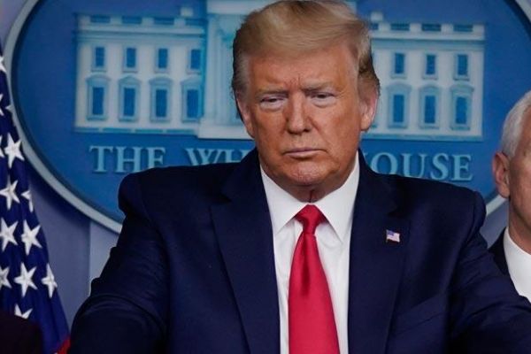 Trump'a çok kötü haber! Yakınındaki ismin corona virüs testi pozitif çıktı