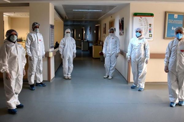 Canları pahasına çalışan hemşireler hastalar iyileştikçe moral buluyor