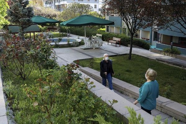 Koronavirüse karşı sıkı önlemlerle korunan huzurevi kapılarını AA'ya açtı