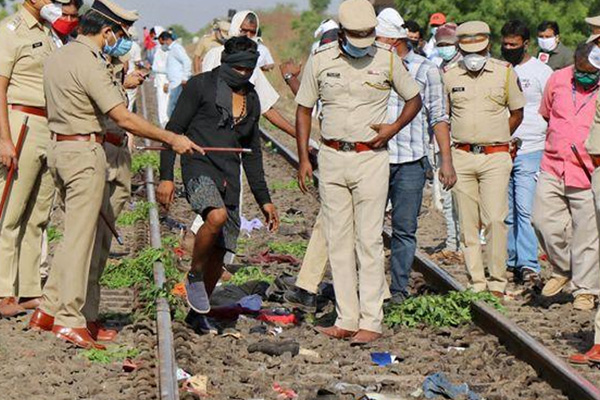 Hindistan’da facia: Raylarda uyuya kalan göçmenlerin üzerinden yük treni geçti