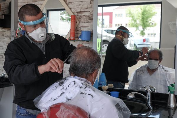 Sincan'da kuaför, berber ve güzellik salonları 50 gün sonra ilk kez kapılarını açtı