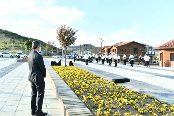 Roman sanatçılar anneler için çalıp söyledi