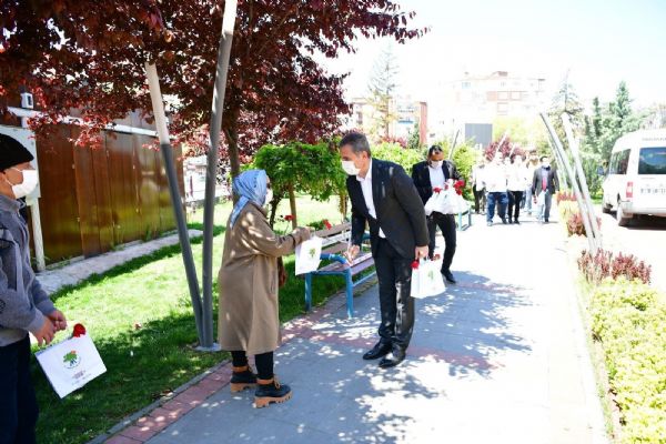 Başkan Köse'den sokağa çıkan yaşlılara maske ve kolonya