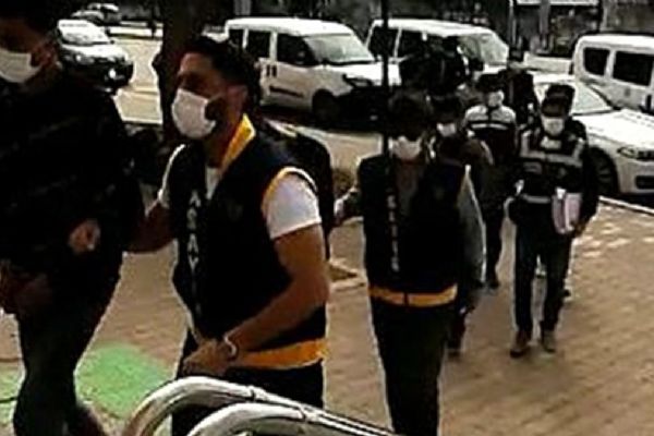 Girdikleri yazlık evleri kendi evleri gibi kullandıktan sonra soydular