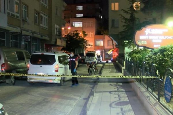 Küçükçekmece'de parkta oturan gençlere silahlı saldırı: 2 yaralı