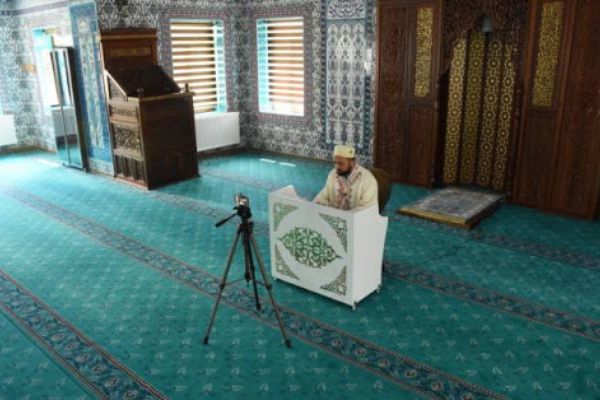 Kayserili imam asırlık mukabele geleneğini 'online' sürdürüyor