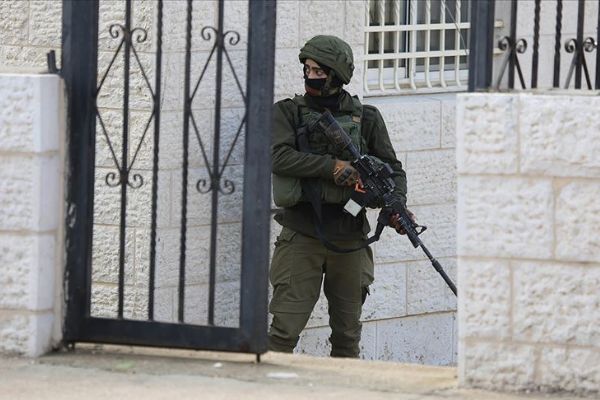 Siyonist askerleri Kudüs'te biri gazeteci 4 Filistinliyi gözaltına aldı