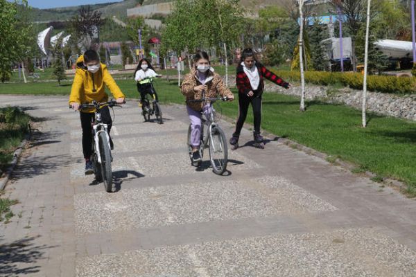 14 yaş altı çoçuklar saat kaça kadar dışarıda kalabilicek?