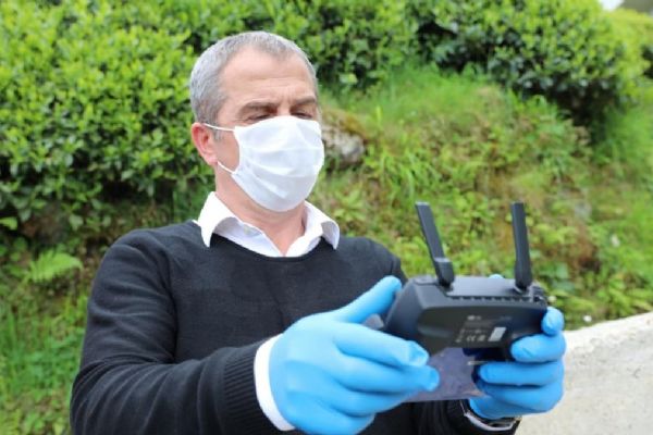Rizeli muhtar farkındalık oluşturmak için drone ile maske dağıtıyor