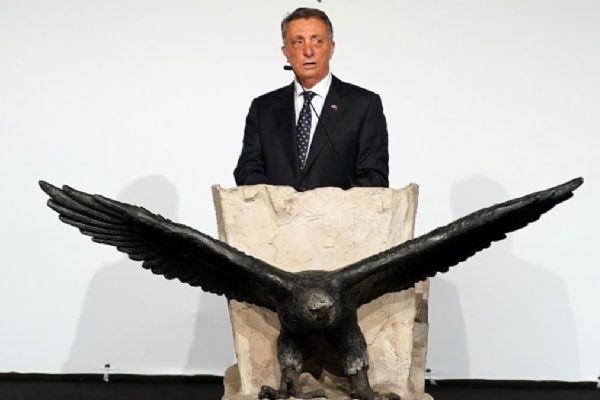 Beşiktaş Kulübü Başkanı Ahmet Nur Çebi'nin koronavirüs testinin pozitif çıktığı açıklandı