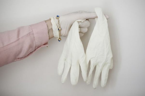 İran'da bir depoda stoklanmış 95 milyon tıbbi eldiven ele geçirildi