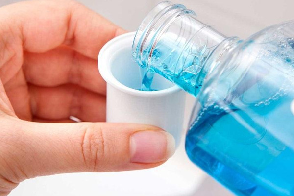 Bilim insanları yanıtladı: Ağız gargarası koronavirüsten korur mu?