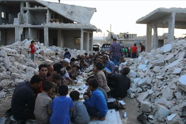 Suriye’de yaşamak: Enkaz içinde toplu iftar