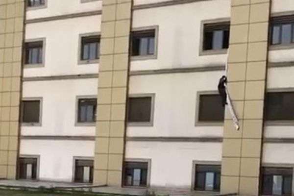 Koranavirüs şüphelisi çarşafları bağlayıp hastaneden kaçmaya çalıştı