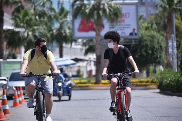 15-20 yaş grubundaki gençler uzun zaman sonra ilk kez sokağa çıktı