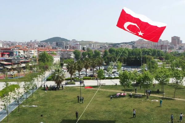 Gençler Pendik'te 60 metrekarelik Türk Bayrağı desenli uçurtmayı uçurdu