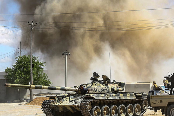 Libya ordusu Hafter milislerini taşıyan otobüsü vurdu