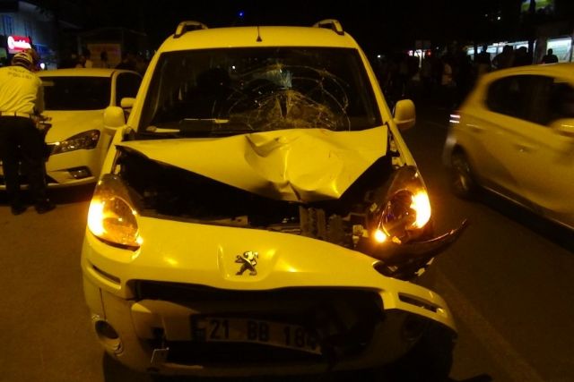 Diyarbakır'da aracın çarptığı kadın ağır yaralandı, sürücü şoka girdi