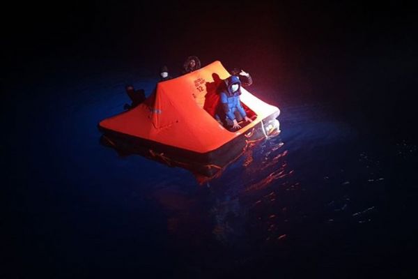 Türk kara sularına itilen 25 sığınmacı kurtarıldı