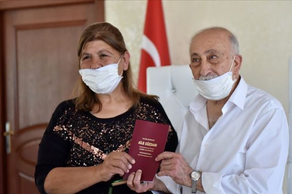 Zabıtaya hitabıyla duygulandıran Burhan amca 30 yıl önce boşandığı eşiyle yeniden evlendi