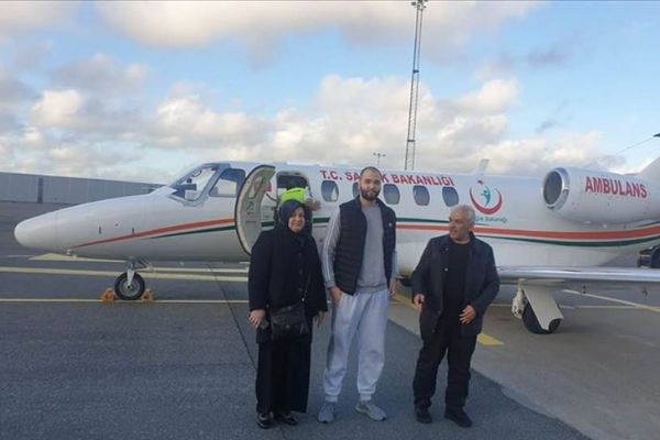 Kanser hastası Türk genci İsveç'ten ambulans uçakla Türkiye'ye nakledildi