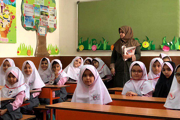 İran'da ilk ve orta dereceli okullar 72 gün sonra açıldı