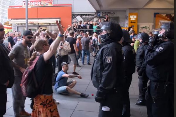 İsmet Mısırlıoğlu Timeturk için yazdı: Almanya çalkalanıyor! Protestoların sonu gelmiyor!