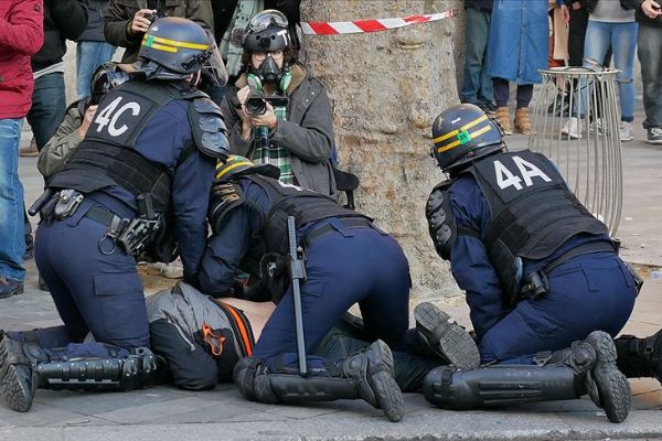 Paris'te polis şiddetine karşı olaylı gösteri