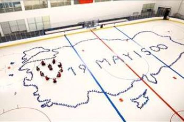 Buz patenleriyle '19 Mayıs' için Türkiye haritası çizdiler