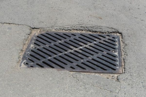 Akılalmaz olay! Karantina bölgesine kanalizasyondan girmeye çalışırken mahsur kaldı