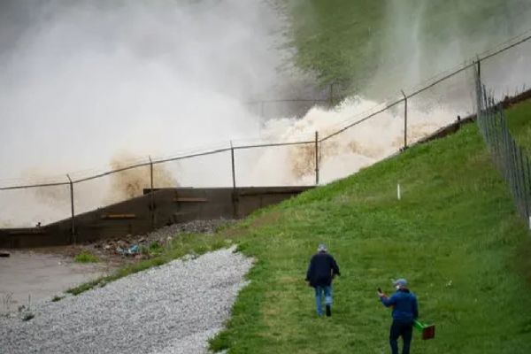 ABD'de baraj çöktü: 50 otoyol trafiğe kapandı