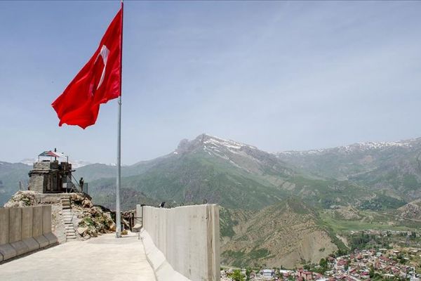 Kato Dağı'na 19 Mayıs kutlamaları kapsamında dev Türk bayrağı dikildi