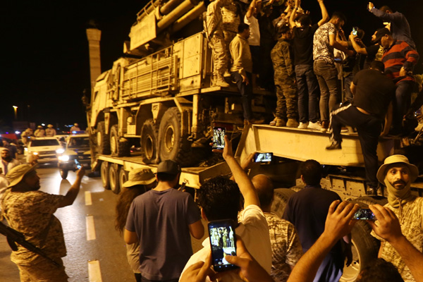 Vatiyye’de imha edilen Pantsir, Trablus sokaklarında